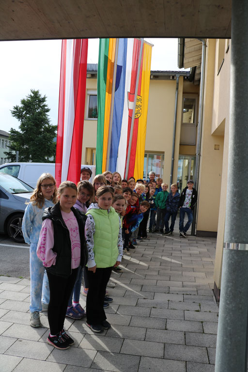 Fahnen Hissen Der Klassen F R Den Oktober Vs Liebenfels