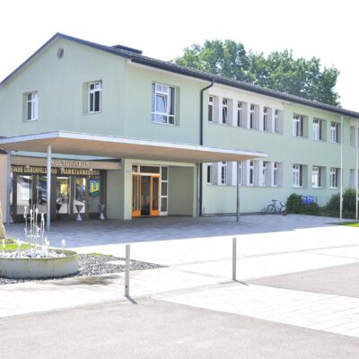 Liebenfels_Hauptplatz_Volksschule_20062012_133